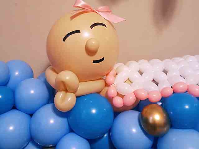 Sleeping baby balloon design with clouds on top and stars hanging down close up