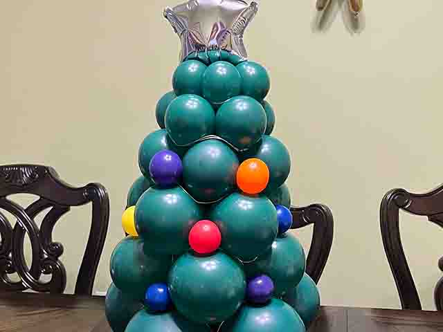 Christmas tree balloon centerpiece