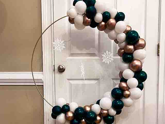 Circle frame-wrapped Organic Balloon Garland